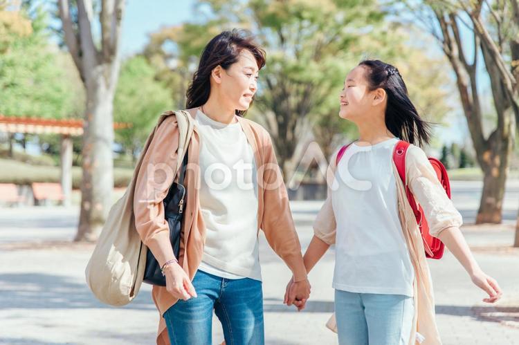 小学生の女の子とママ 親子,家族,ママの写真素材