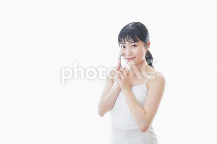 かっさで肌をマッサージをする若い女性 外見,韓国人,健康の写真素材