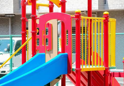子供たちの憩いの場公園の色鮮やかな滑り台 子供たちの憩いの場公園の色鮮やかな滑り台 遊び場,児童虐待,虐待の写真素材
