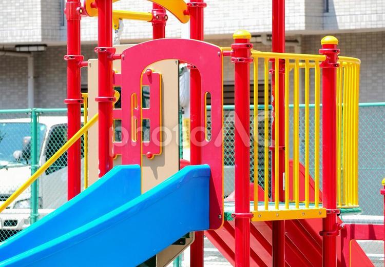子供たちの憩いの場公園の色鮮やかな滑り台 遊び場,児童虐待,虐待の写真素材