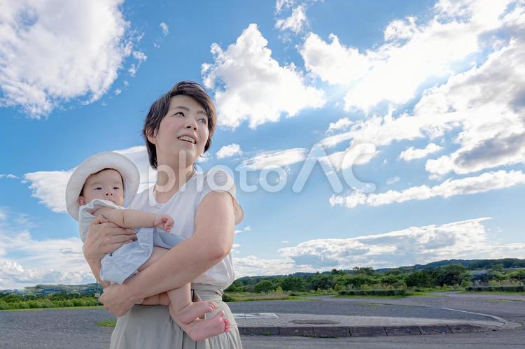 青空と親子(その３) 赤ちゃん,家族,青空の写真素材