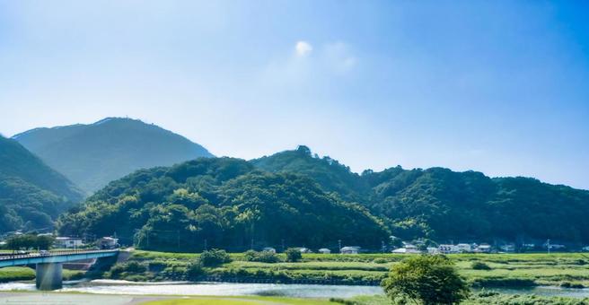 大仁高架橋から見る狩野川神島公園と神島橋 大仁高架橋から見る狩野川神島公園と神島橋の写真