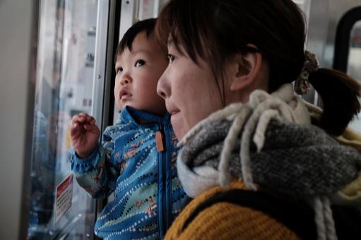 親子 女性,人物,持つの写真素材