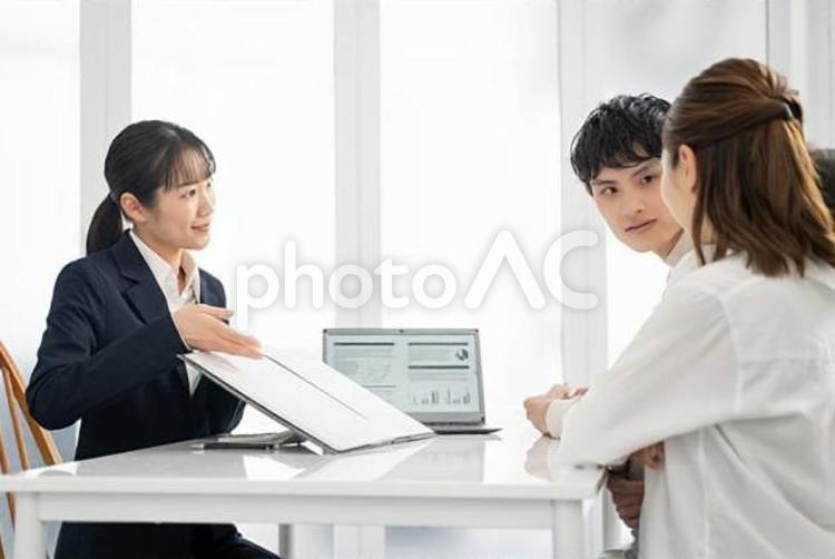 家庭訪問して商品サービスの説明をする女性 営業,ビジネスマン,ビジネスウーマンの写真素材