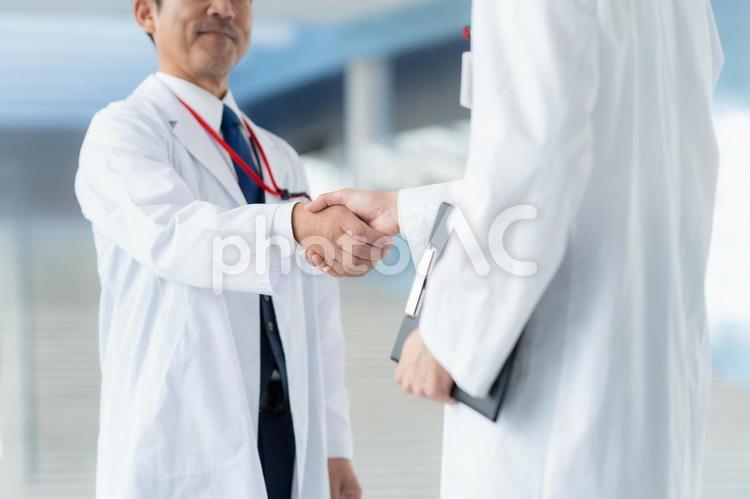 病院で握手をする医者 医者,握手,病院の写真素材