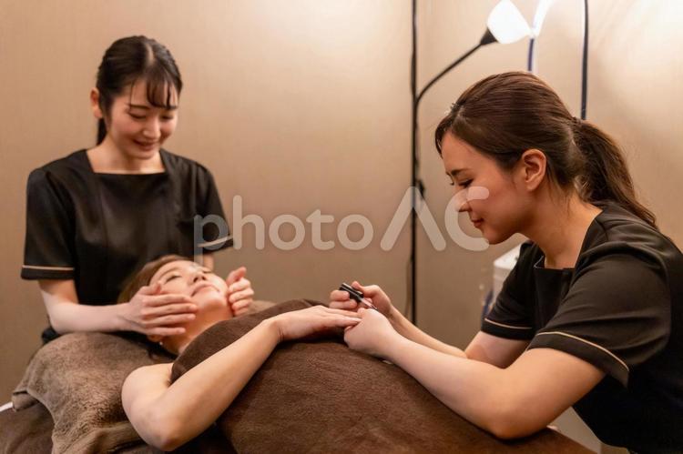 フェイシャルエステとネイルの同時施術 フェイシャルエステ,スキンケア,ネイルの写真素材