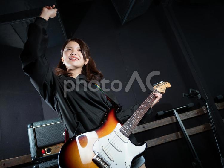 【バンド】スタジオでギターを演奏する女性 バンド,スタジオ,ギターの写真素材