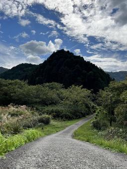 山へと続く田舎道 山へと続く田舎道の写真