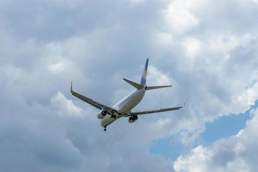 福岡空港、夏の着陸シーン 福岡空港、夏の着陸シーン 飛行機,航空機,旅客機の写真素材