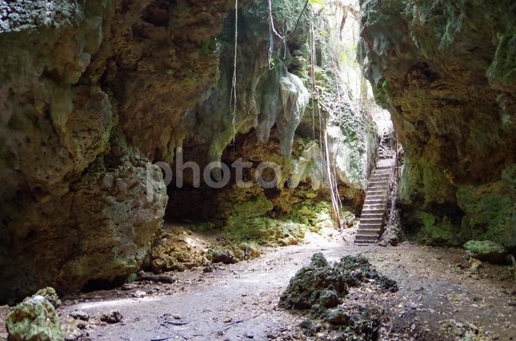 沖縄県宮古島　秘境の洞窟 宮古島,沖縄離島,洞窟の写真素材