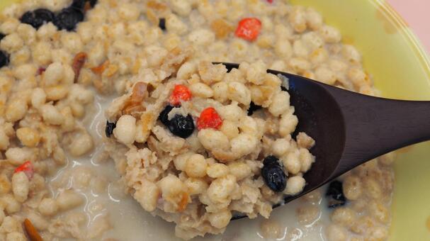 グラノーラ＆豆乳・お家ごはん（食べる） グラノーラ,豆乳,大豆の写真素材