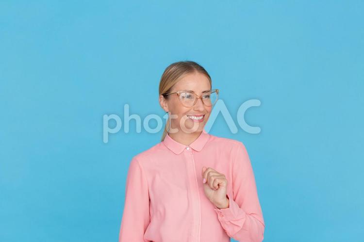 遠くを見て話すメガネの女性 女性,メガネ,若者の写真素材
