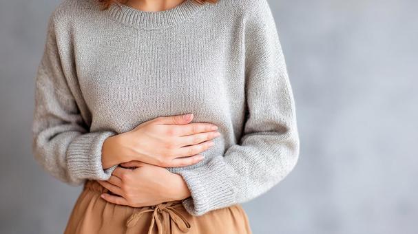 生理痛で苦しむ女性の姿 生理痛で苦しむ女性の姿の写真