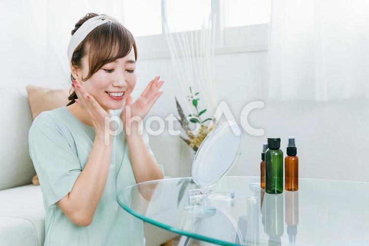 美容・化粧水をつける日本人女性 スキンケア,化粧水,美容の写真素材