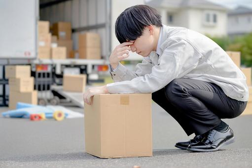 荷物を運び疲れた男性 男性,大人,作業員の写真素材