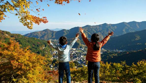 紅葉のなかで遊ぶ子供たち 紅葉のなかで遊ぶ子供たちの写真