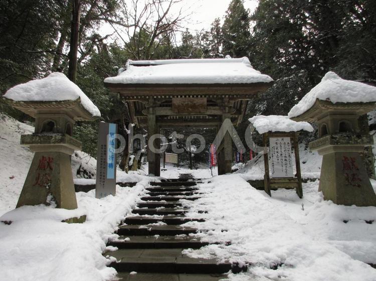 島根県-安来清水寺-大門と参道 安来清水寺,瑞光山,寺の写真素材