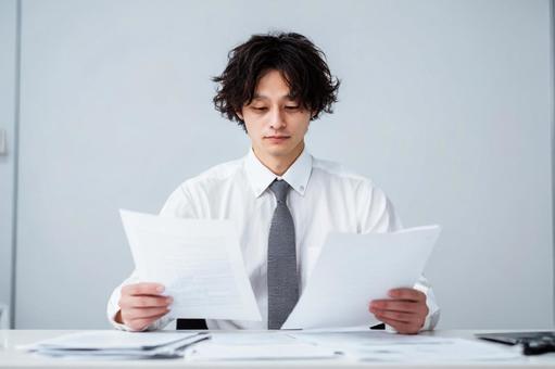 書類を確認するビジネスマンのイメージの写真