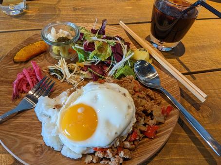 辛口仕上げのガパオライスでランチ! 辛口仕上げのガパオライスでランチ!の写真