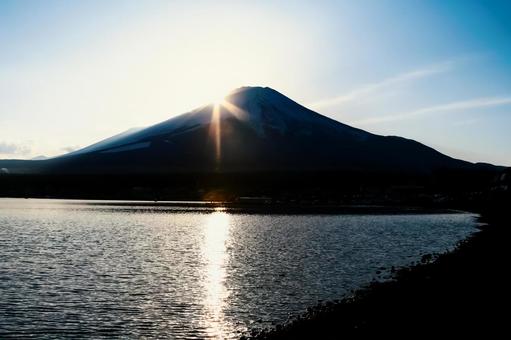 富士山と湖に反射する朝日 雪,山,富士山の写真素材