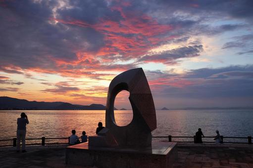 8月中旬のサンポート高松からの夕焼け 8月中旬のサンポート高松からの夕焼け 夕焼け,絶景,絶景スポットの写真素材