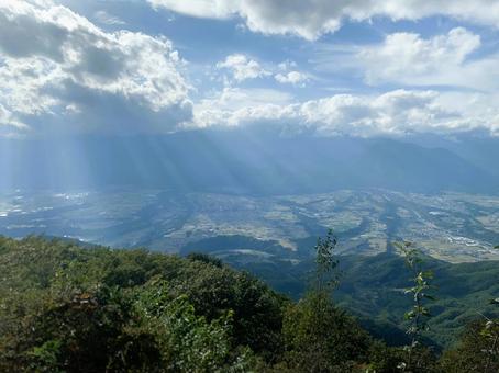 雲間から差し込む光と秋の山岳風景 雲間から差し込む光と秋の山岳風景 山,山岳,雲の写真素材