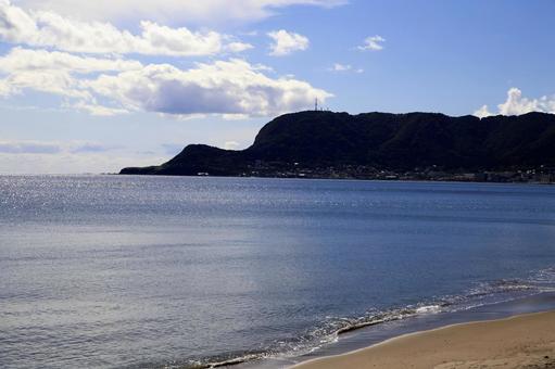 函館山となだらかな海 海,風景,景色の写真素材
