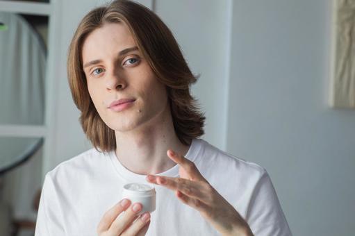 保湿ケアをするカメラ目線の男性 男性,外国人,欧米人の写真素材