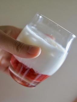 イチゴミルクを飲む イチゴミルクを飲む イチゴミルク,牛乳,いちごの写真素材