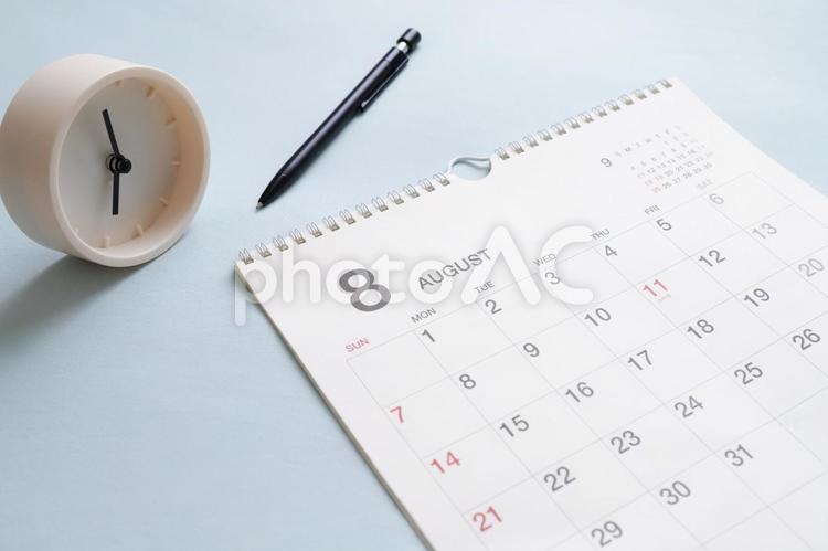8月のカレンダーと時計 8月,カレンダー,夏の写真素材