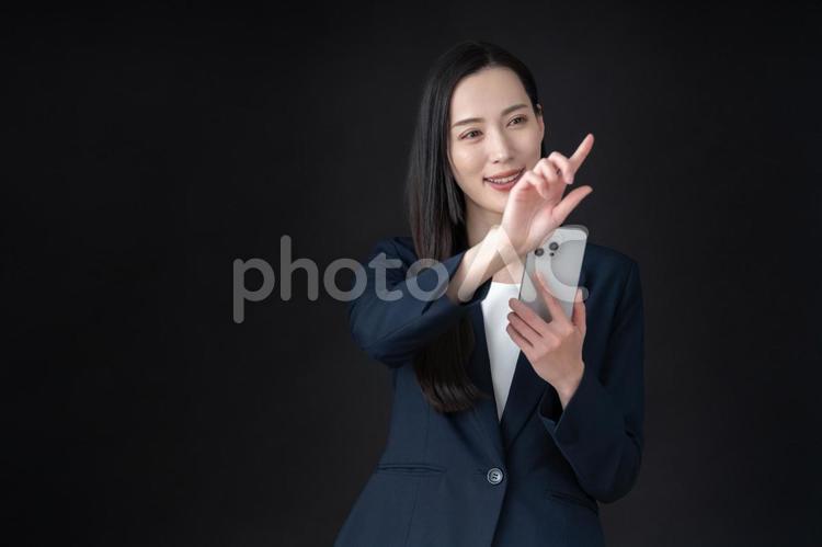 黒バックの若いビジネスウーマン ビジネス,女性,ビジネスウーマンの写真素材