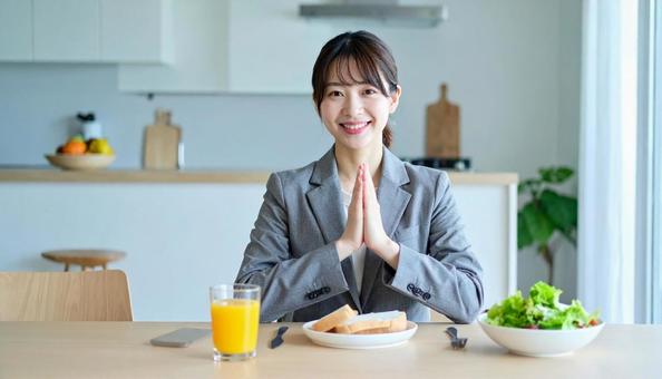 健康的で美しい女性の朝食風景 健康的で美しい女性の朝食風景の写真