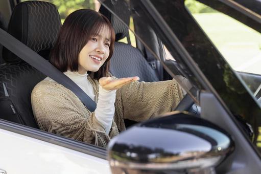 若い女性　運転　譲り合い　感謝 女性,ドライブ,運転の写真素材