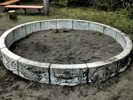 寂れた公園の砂場の写真