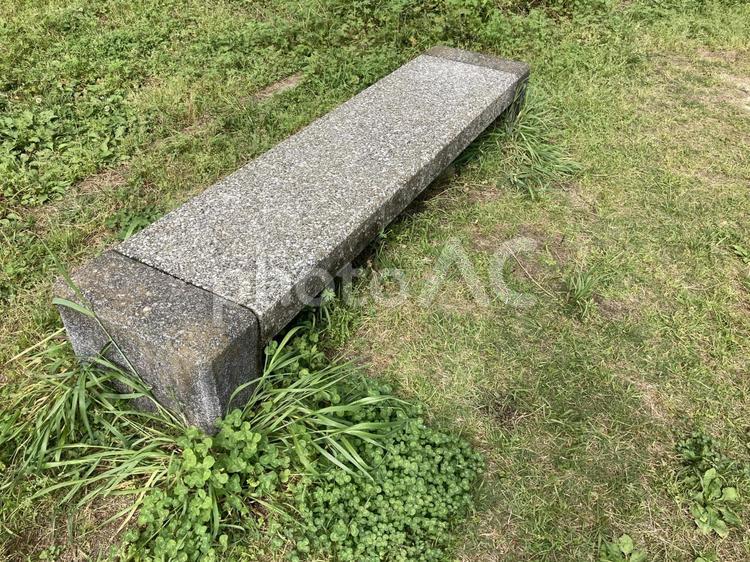 草に半分埋もれた石のベンチ ベンチ,石,椅子の写真素材