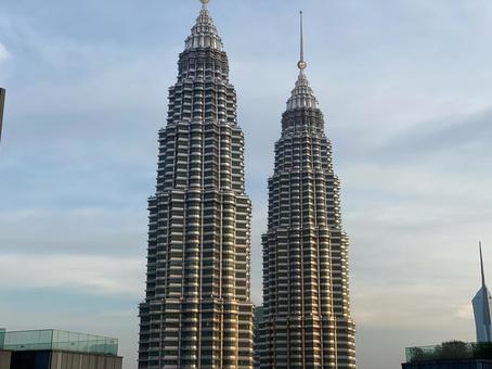 ツインタワー夕暮れのシルエット ツインタワー夕暮れのシルエット 建物,海外,高層ビルの写真素材