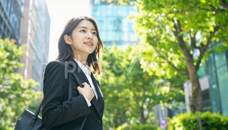 オフィス街とビジネス女性 オフィス街,ビジネス,女性の写真素材