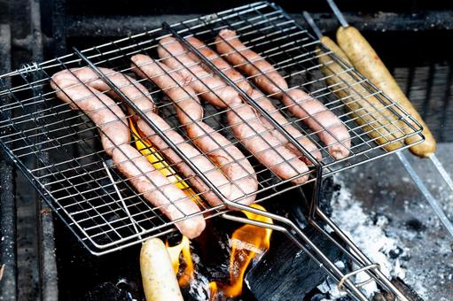焼き始めのソーセージ ソーセージ,焼く,バーベキューの写真素材