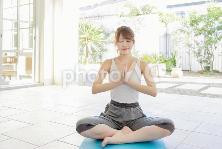 おこもり美容　自分磨き 女性,人物,ヨガの写真素材
