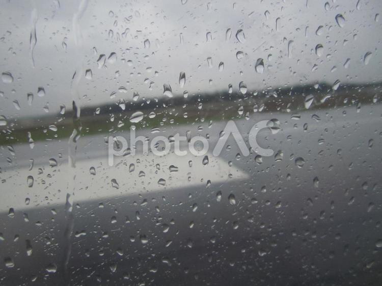 雨の滑走路　４ 雨,滑走路,道の写真素材