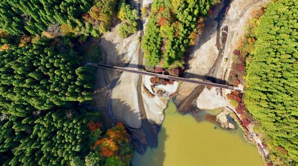 ゆめのせ橋　碓氷湖　空撮 紅葉,山,赤の写真素材