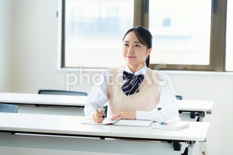 教室で勉強する学生 高校生,笑顔,学生の写真素材