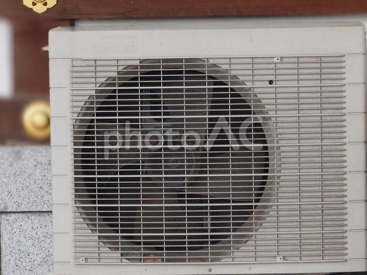 エアコンの室外機 エアコン室外機,室外機,屋外の写真素材