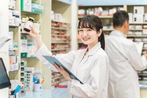 薬局・病院・ドラッグストアで働く薬剤師 薬局・病院・ドラッグストアで働く薬剤師 薬剤師,調剤師,薬局の写真素材