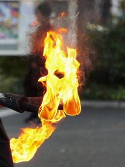 街中の大道芸の松明の炎4 松明,芸,火の写真素材