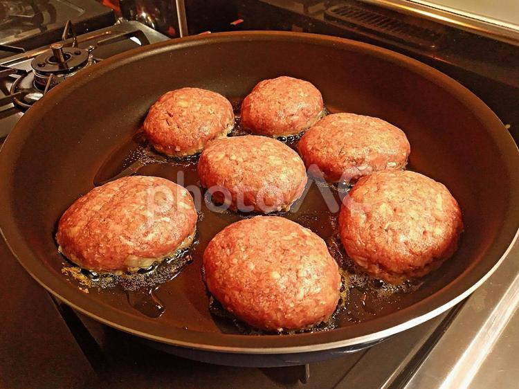 ハンバーグを焼いているところ ハンバーグ,焼く,焼いているの写真素材