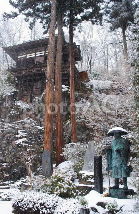 上田市真田の郷瀧水寺の雪景色 信州,上田市,真田の写真素材