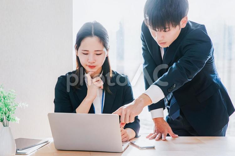 仕事を協力しながら働く男女　ビジネス ビジネス,営業,仕事の写真素材