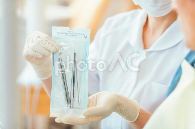 医療器具を扱う看護師 歯医者,滅菌,殺菌の写真素材