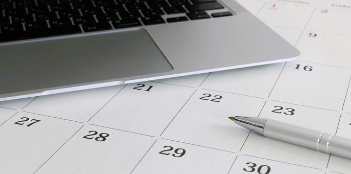 パソコンとカレンダー　スケジュール管理 ビジネス,スケジュール,シフトの写真素材